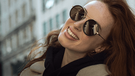 Kvinde med Crullé solbriller